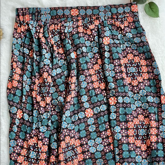 Like New TOPSHOP FLORAL PATTERN MULTI COLORED MINI SKIRT SZ 4 aprox 16 1/4” long - Picture 2 of 4